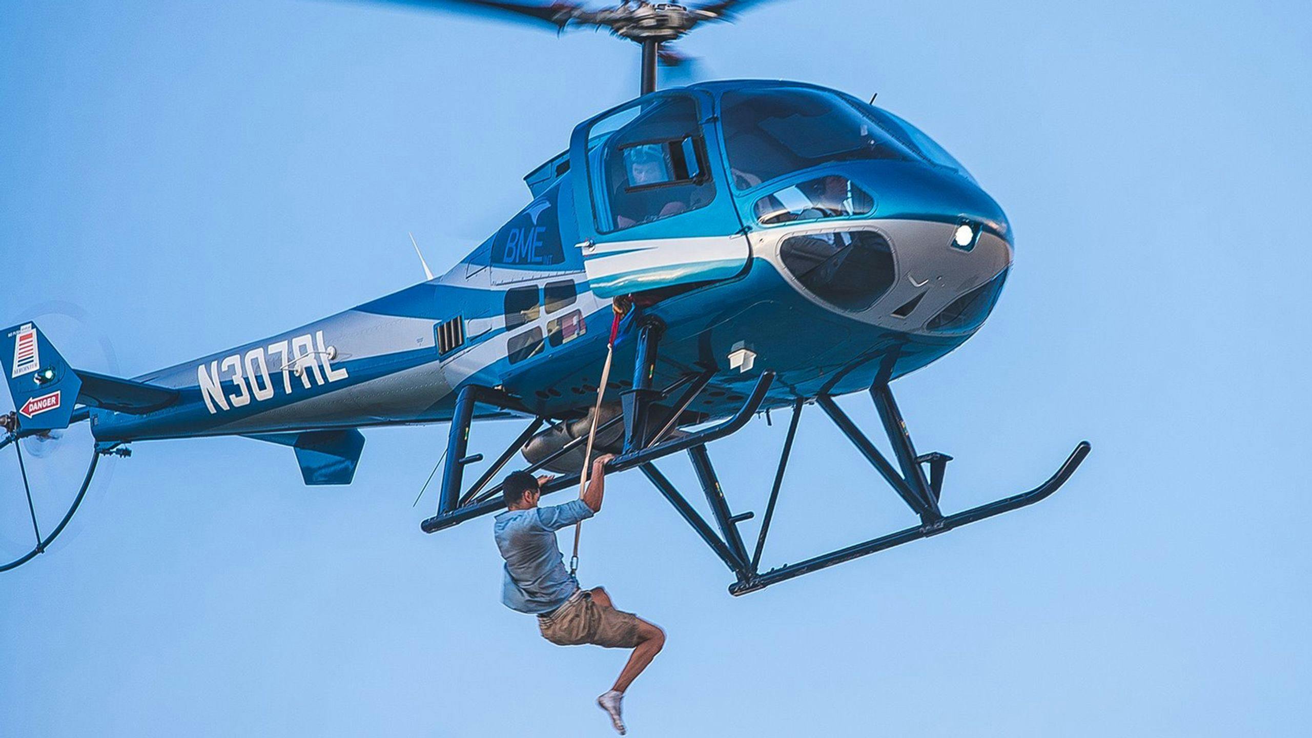 El especialista Óscar Dorta, durante el rodaje de una escena de acción con un helicóptero