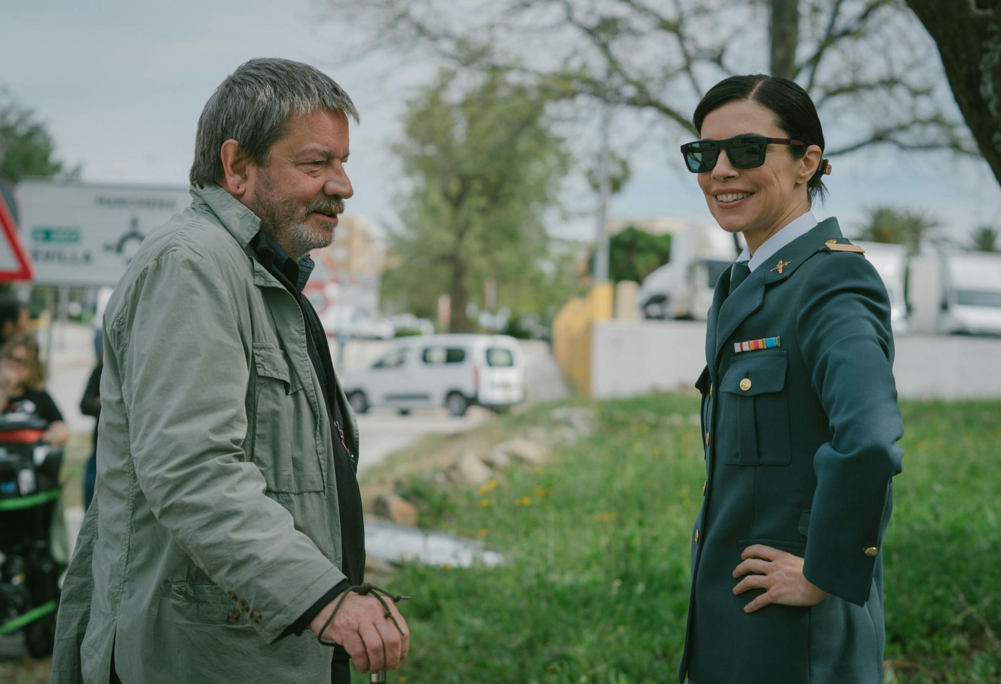 Enrique Urbizu y Maribel Verdú durante el rodaje de la serie 'Cuando nadie nos ve' en Morón de la Frontera