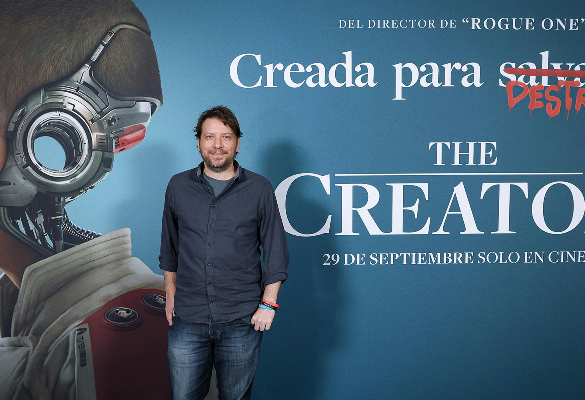 Gareth Edwards, director de 'The Creator', en la presentación de la película en Madrid