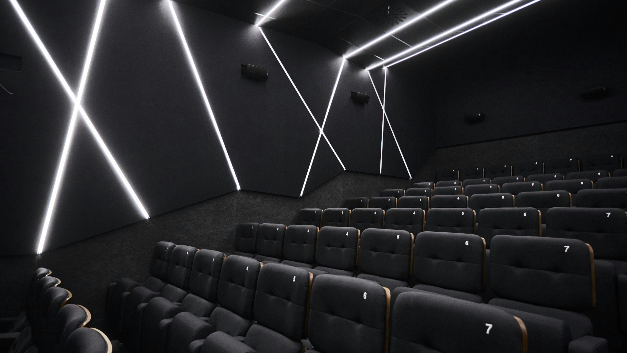 Una de las salas de los Cines Embajadores Foncalada preparada para recibir a los espectadores en Oviedo