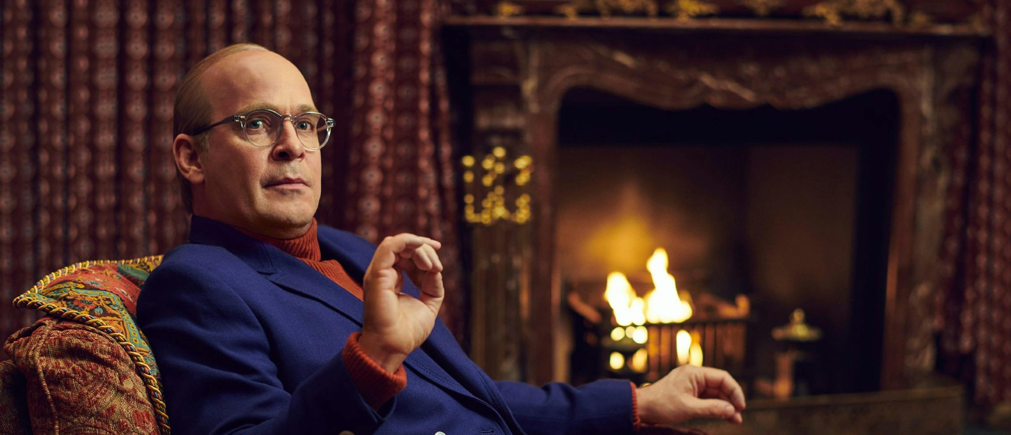 Imagen promocional de la serie 'Feud: Capote vs. the swans', protagonizada por Tom Hollander en el papel del autor de 'A sangre fría'