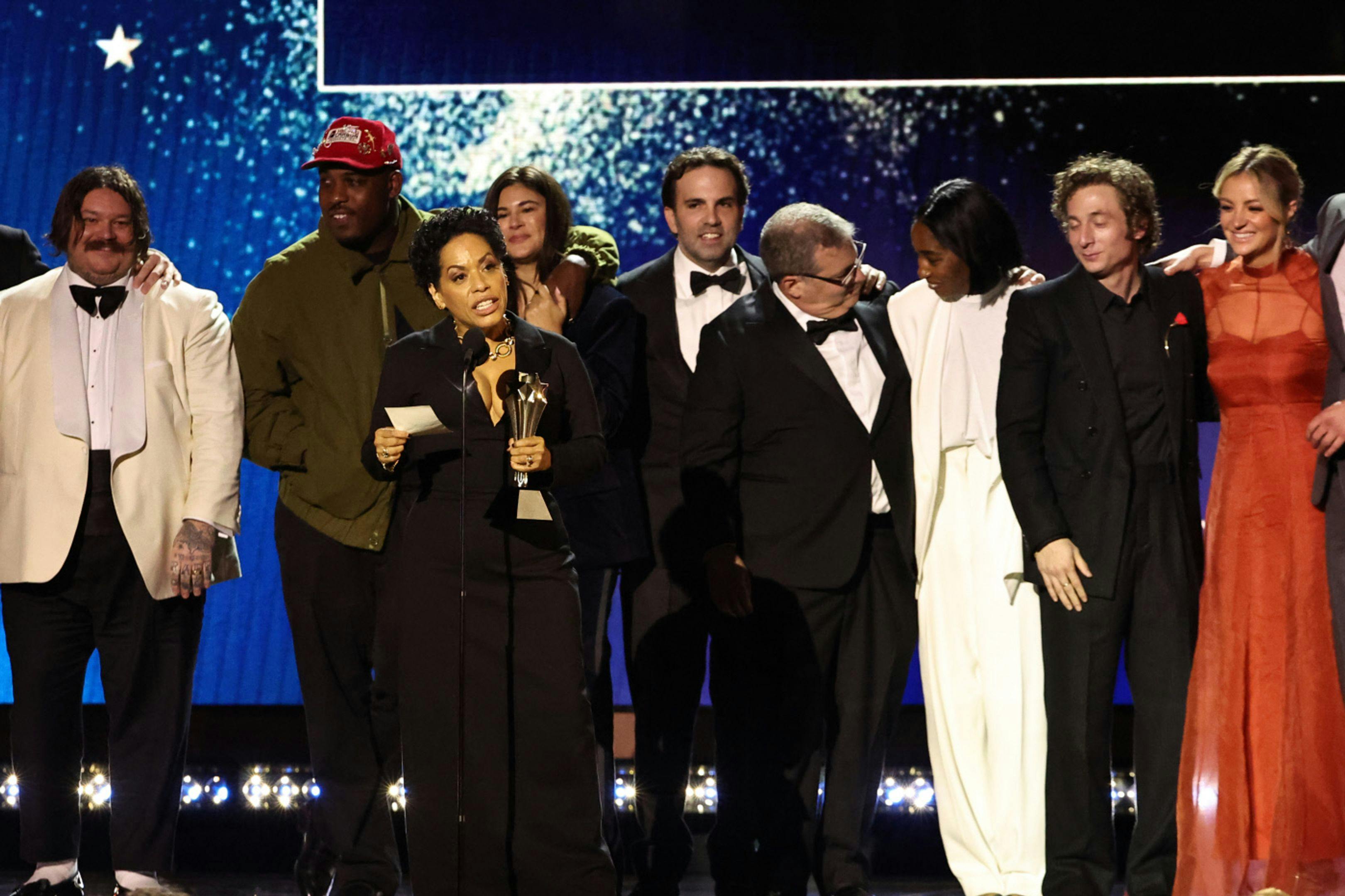 Liza Colón-Zayas agradece el premio a 'The Bear' en nombre de todo el reparto en los Critics Choice Awards