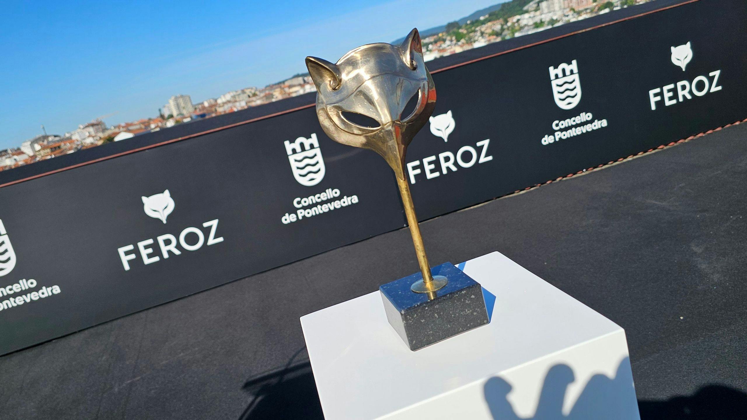 Una estatuilla de los Premios Feroz, minutos antes de la presentación del acuerdo con Pontevedra para 2025 y 2026