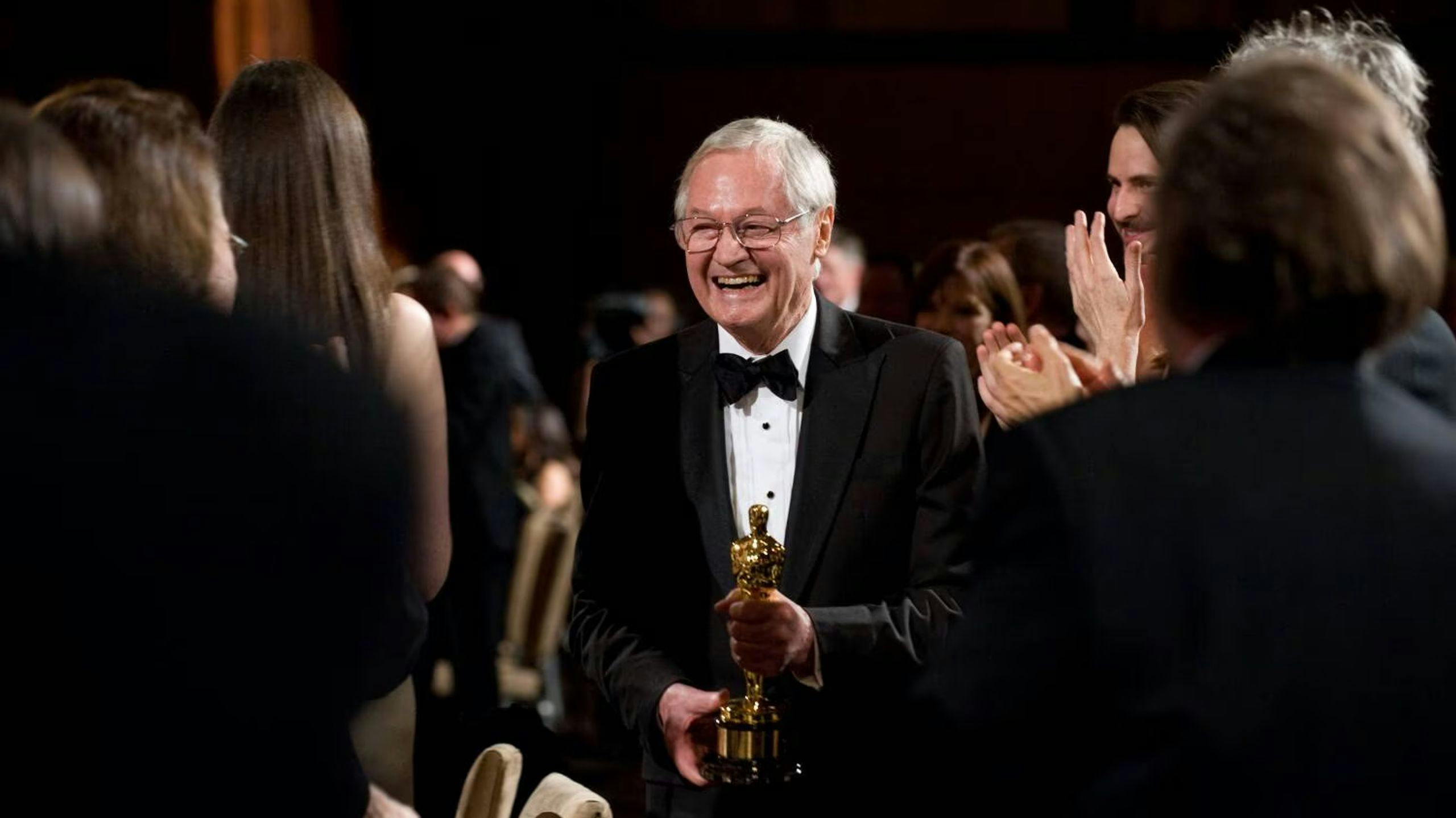 El productor y director Roger Corman recoge su Oscar honorífico en la gala de los Governors Awards del año 2009