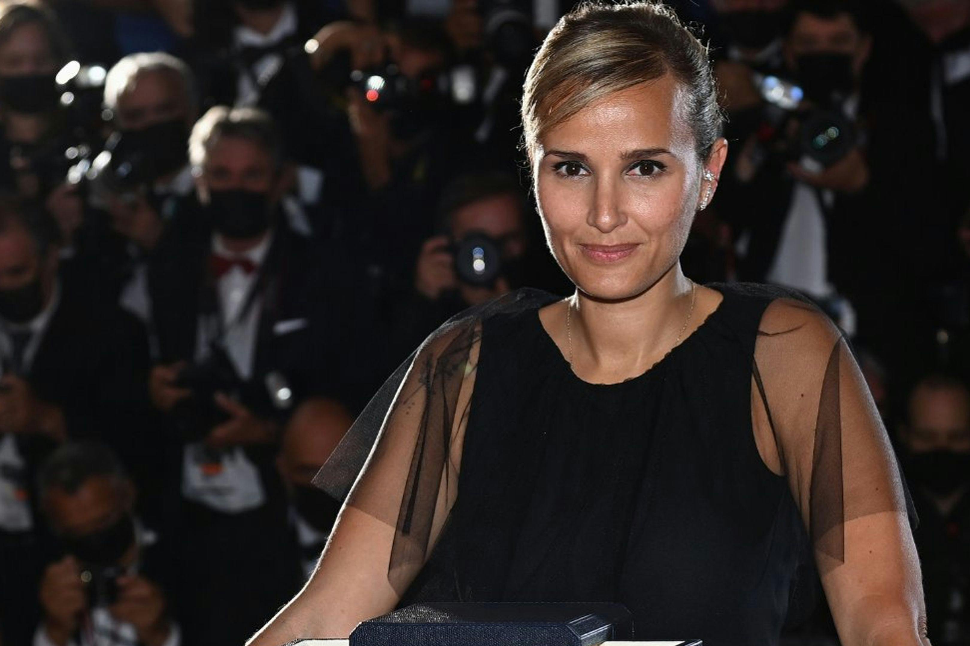 Julia Ducournau posa con su Palma de Oro por 'Titane', el segundo premio en Cannes para una directora