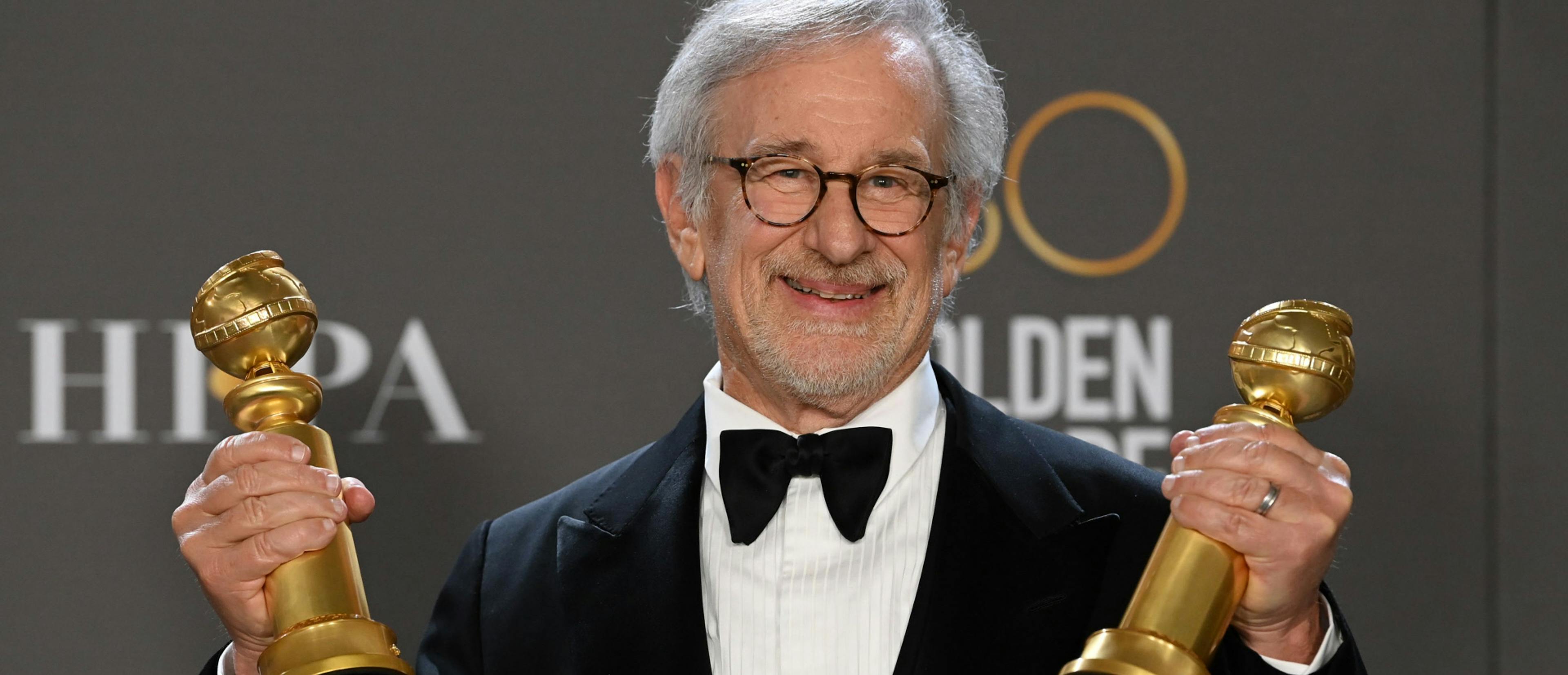 El director Steven Spielberg posa con los Globos de Oro a Mejor Drama y Mejor Dirección por 'Los Fabelman' en la gala de 2023