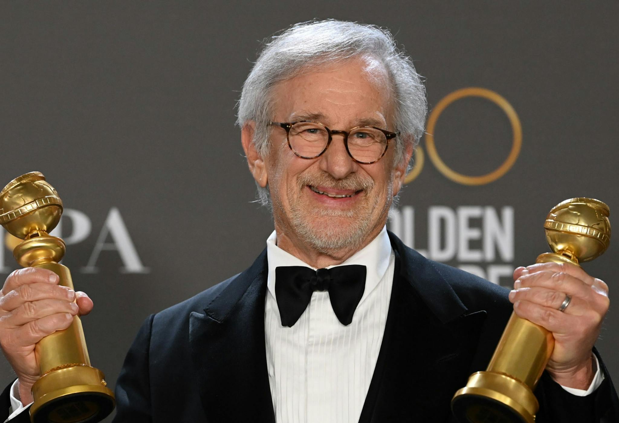 El director Steven Spielberg posa con los Globos de Oro a Mejor Drama y Mejor Dirección por 'Los Fabelman' en la gala de 2023