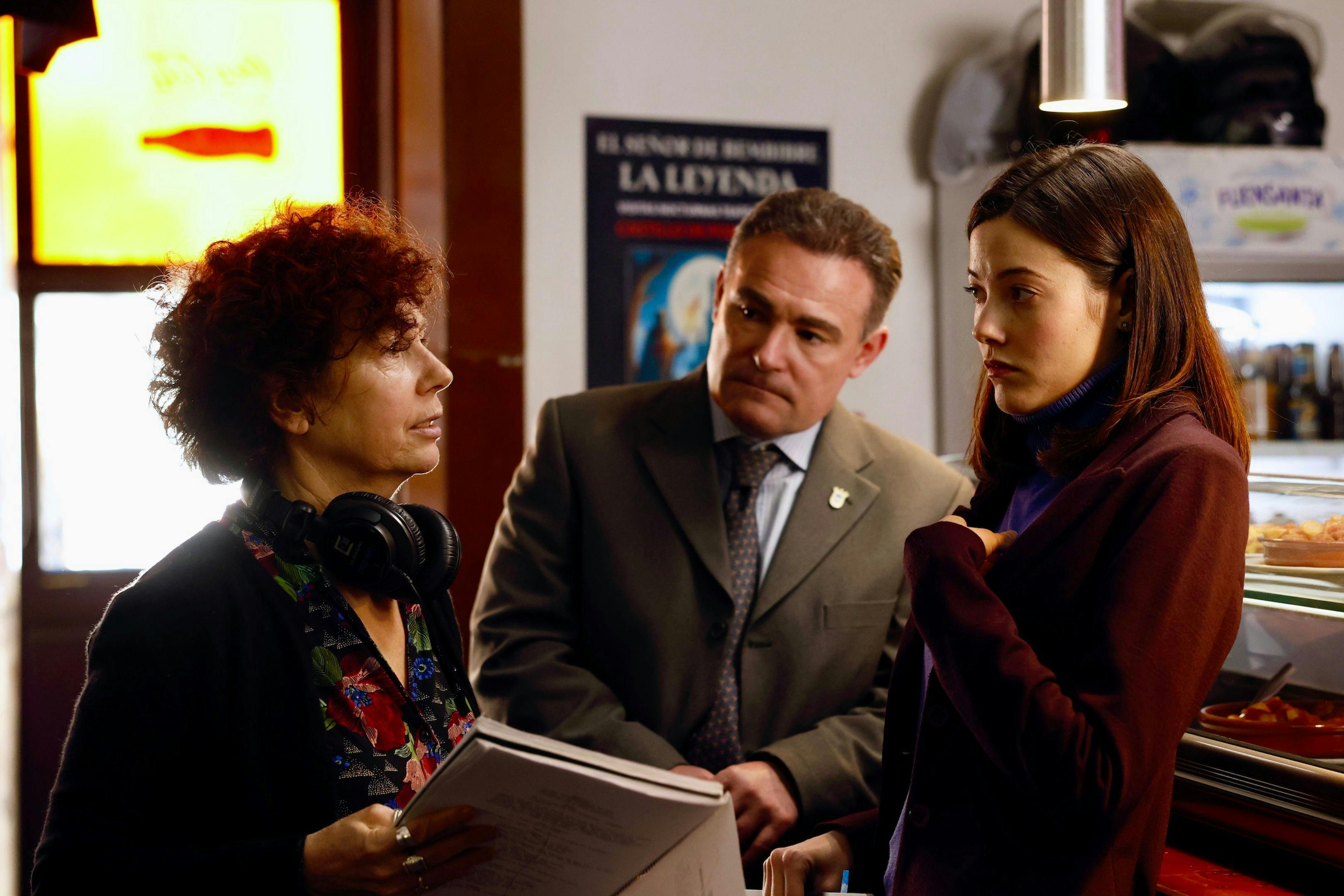 La directora Icíar Bollaín charla con los actores Urko Olazabal y Mireia Oriol durante el rodaje de 'Soy Nevenka'