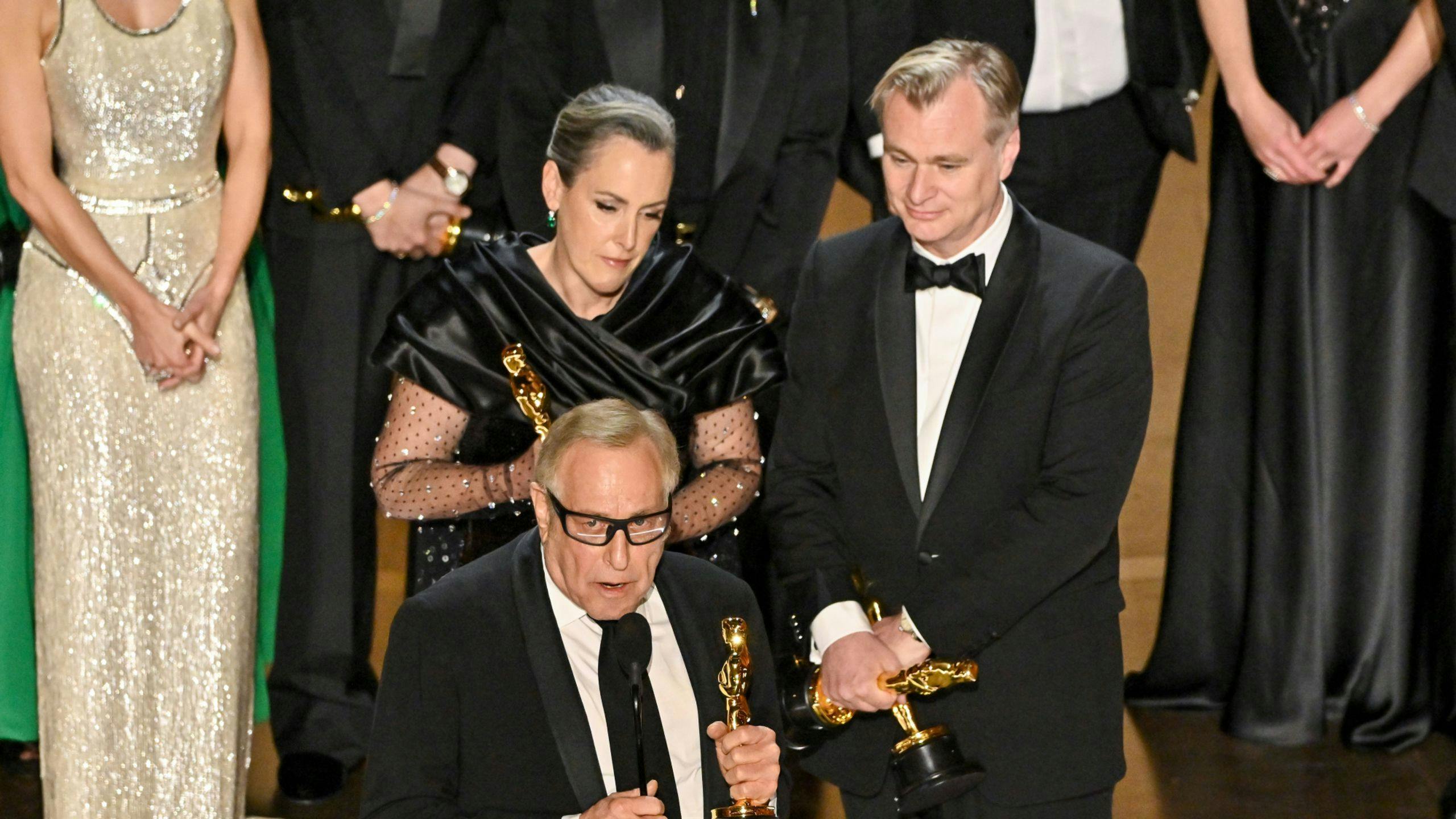 El director Christopher Nolan y los productores Emma Thomas y Charles Roven recogen el Oscar a Mejor Película para 'Oppenheimer' 