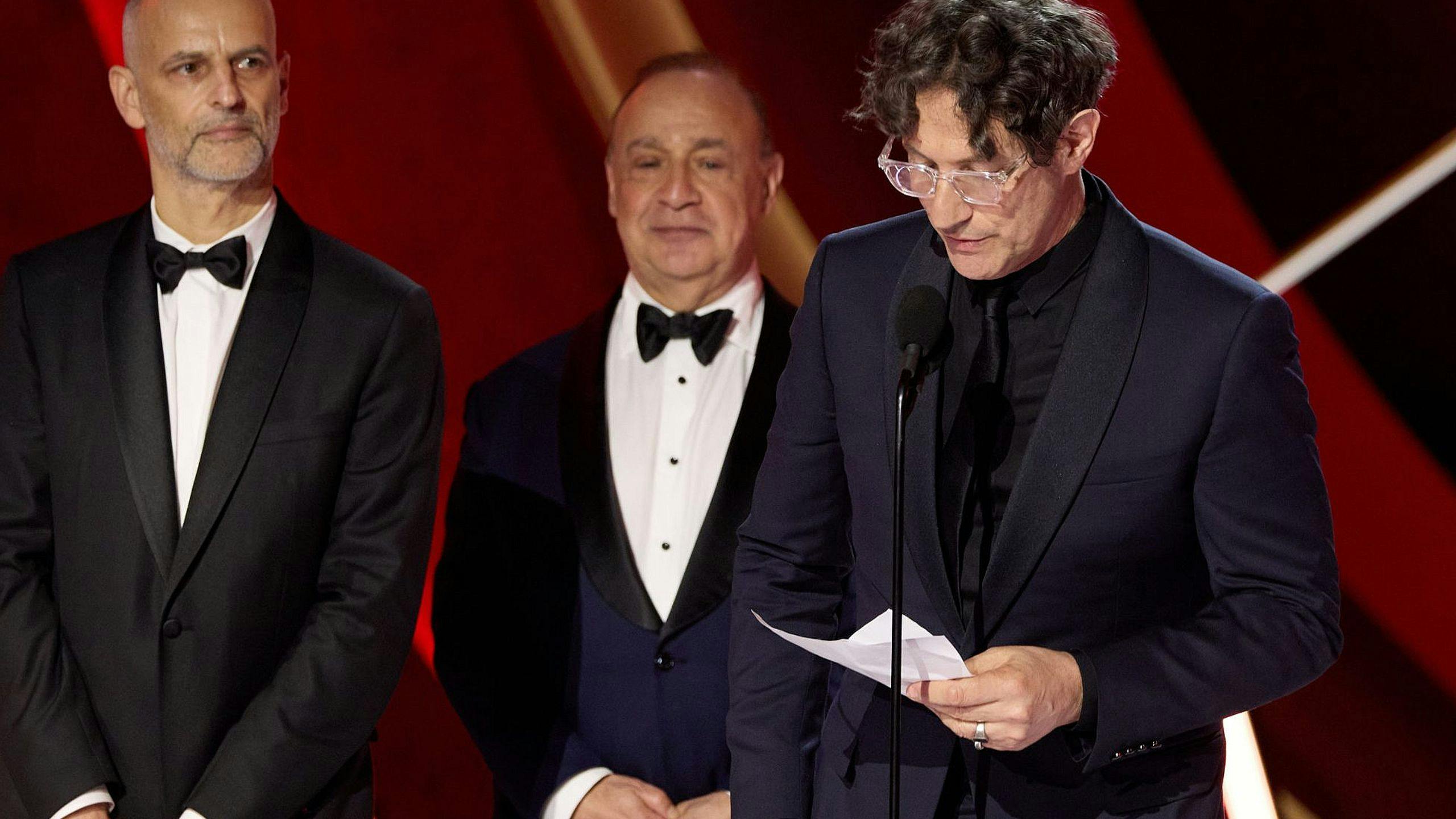 El director Jonathan Glazer lee su discurso de agradecimiento por el Oscar a la Mejor Película internacional a 'La zona de interés'