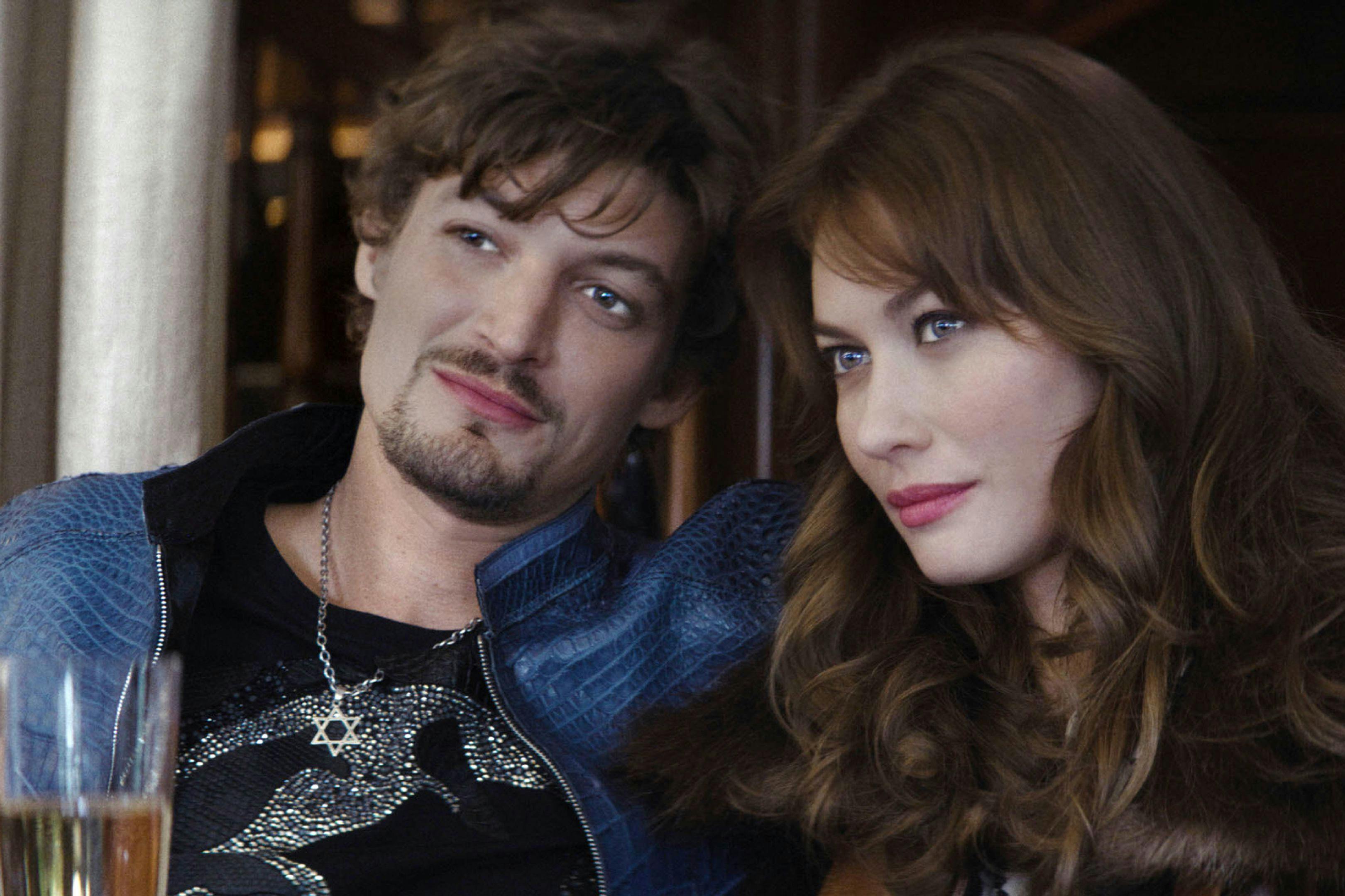 Fotograma de la serie francesa 'Sangre y dinero', protagonizada por Niels Schneider y Olga Kurylenko